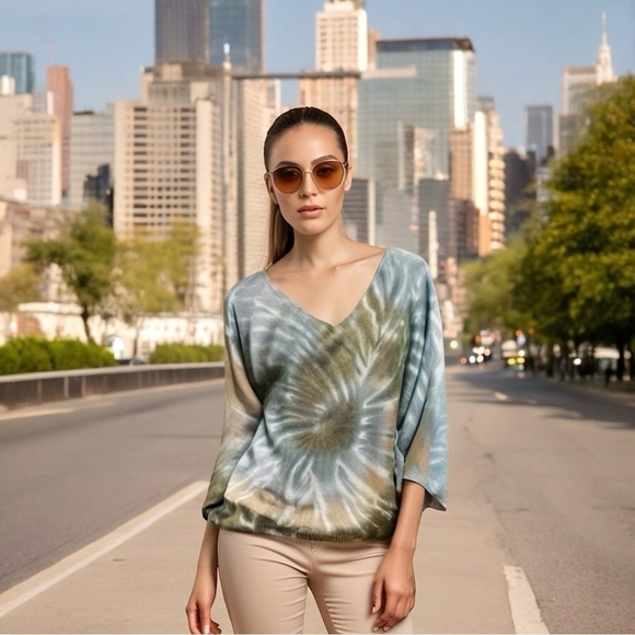 Women's Sweater GIGI MODA Floral Tie Dye Sweater Knit Sweater Kaftan Style Top - Picture 1 of 7